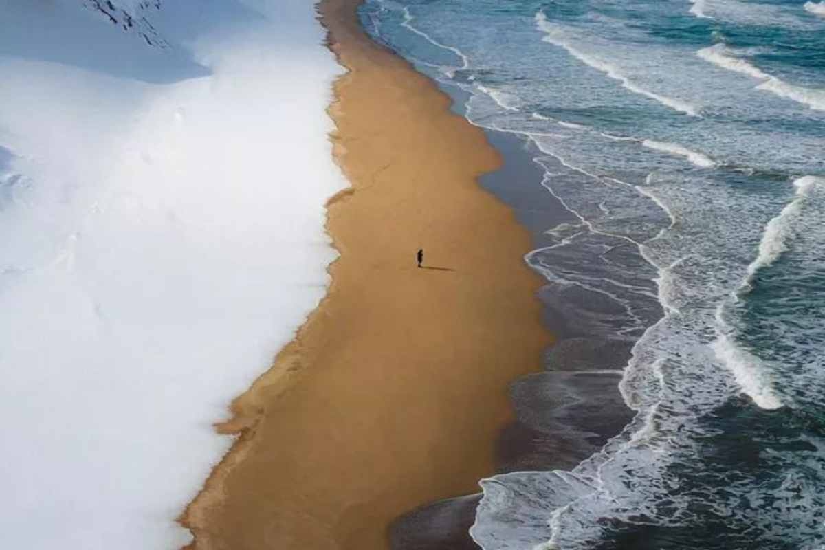 spiaggia con neve sabbia e mare Voiaganto 